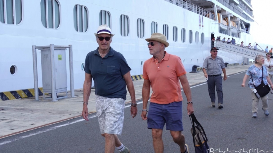 Cruise ship Seven Seas Explorer brings foreign travelers to Khanh Hoa
